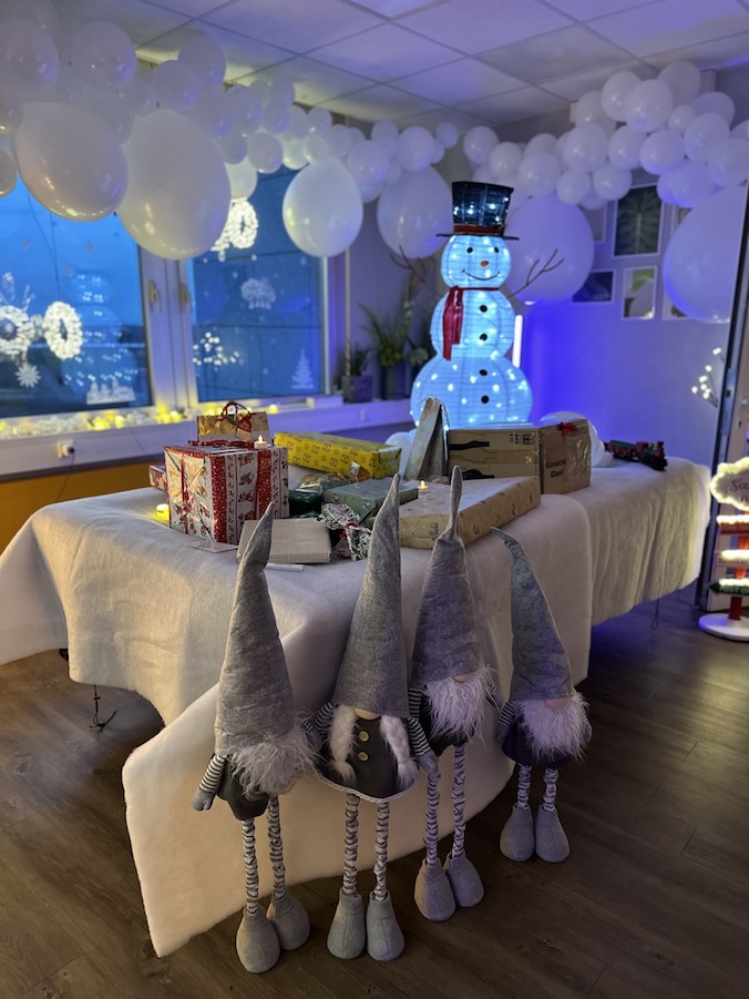 Himmlisch weihnachtlich geschmücktes Büro der addmore GmbH